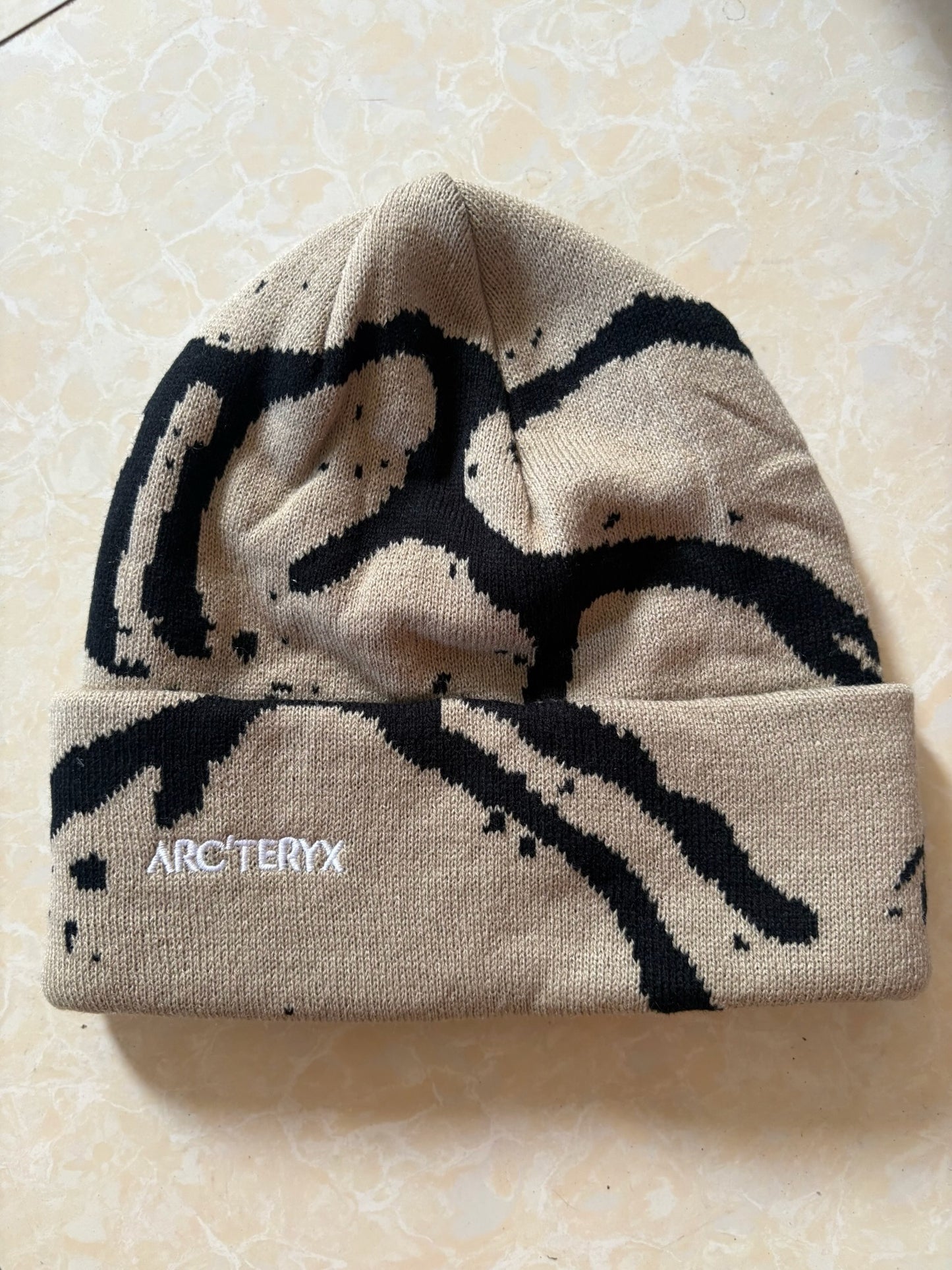 Grotto Toque – Habitat / Black