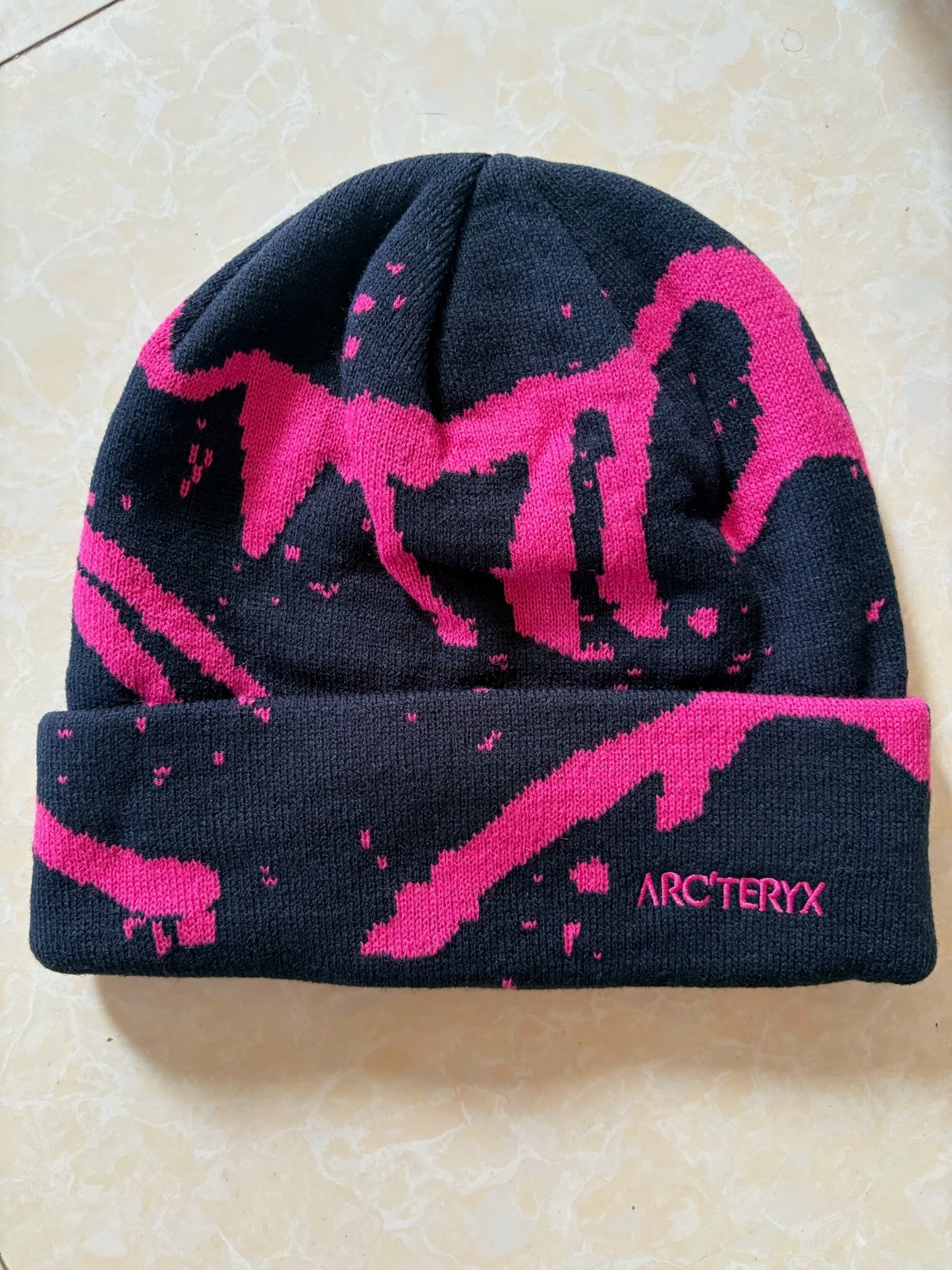 Grotto Toque – Black / Pink