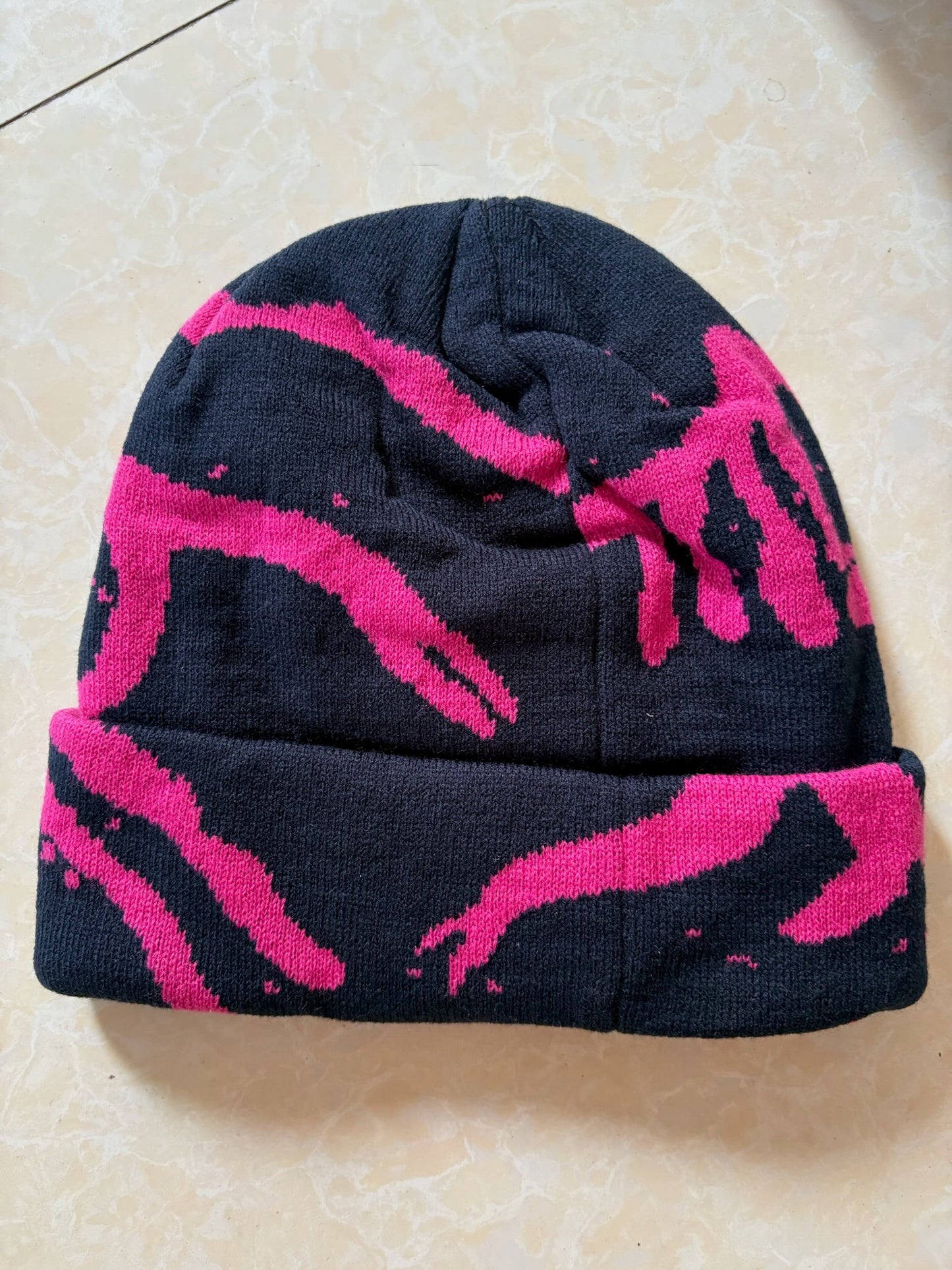 Grotto Toque – Black / Pink
