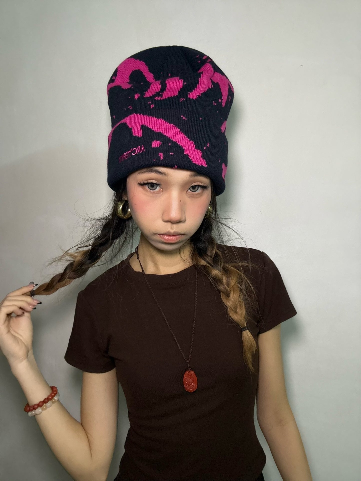 Grotto Toque – Black / Pink