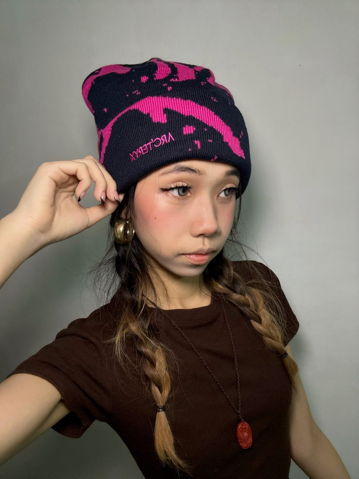 Grotto Toque – Black / Pink