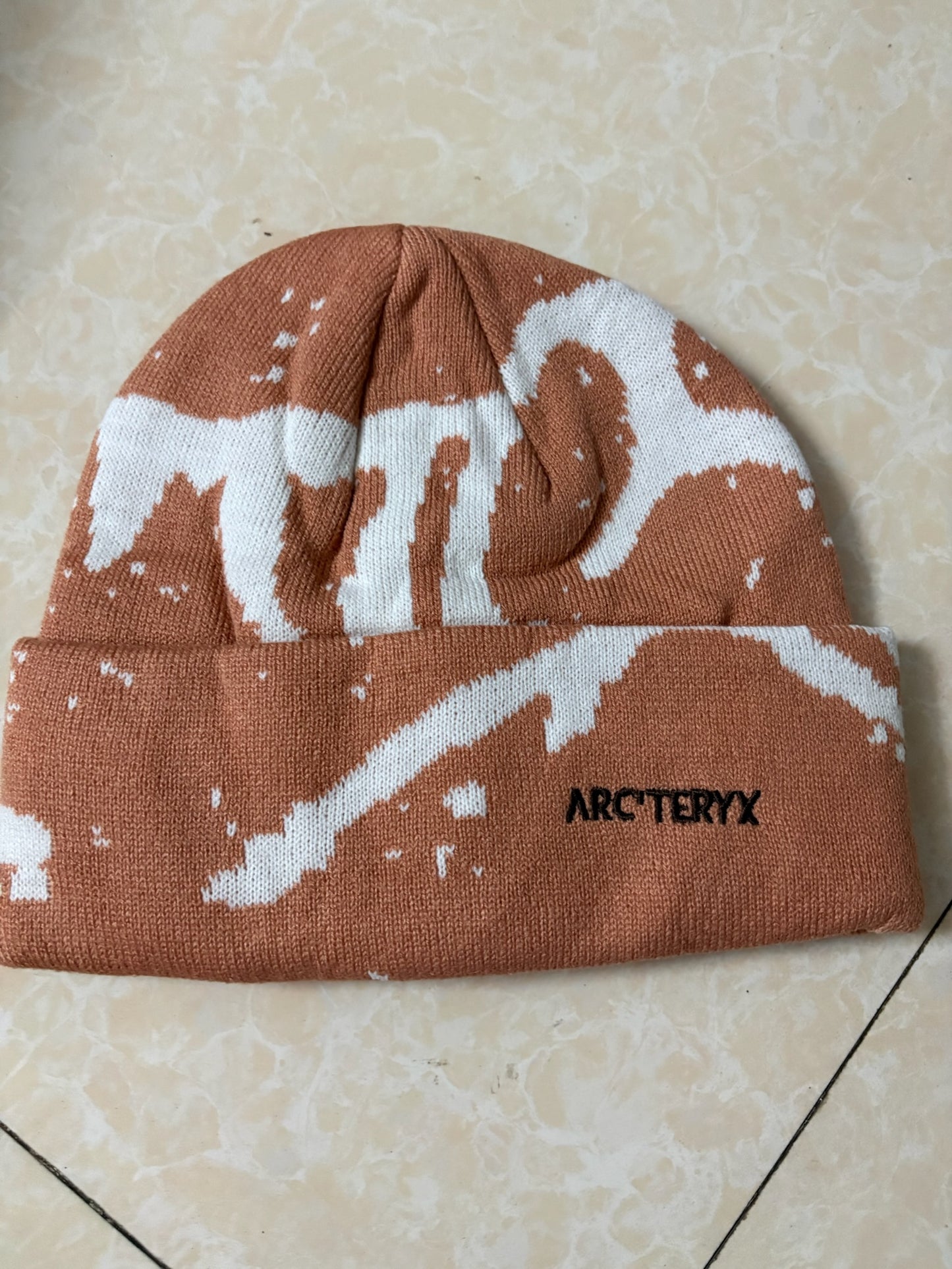 Grotto Toque – Habitat / White