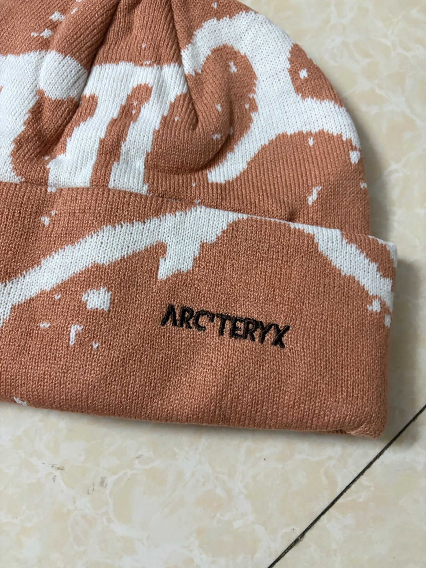 Grotto Toque – Habitat / White
